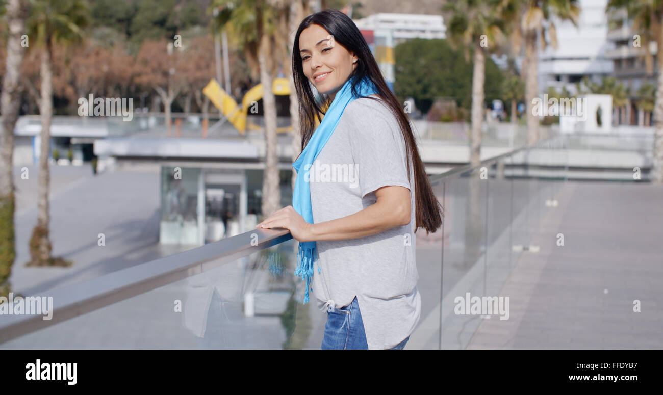 Belle jeune femme souriante à oublier Banque D'Images