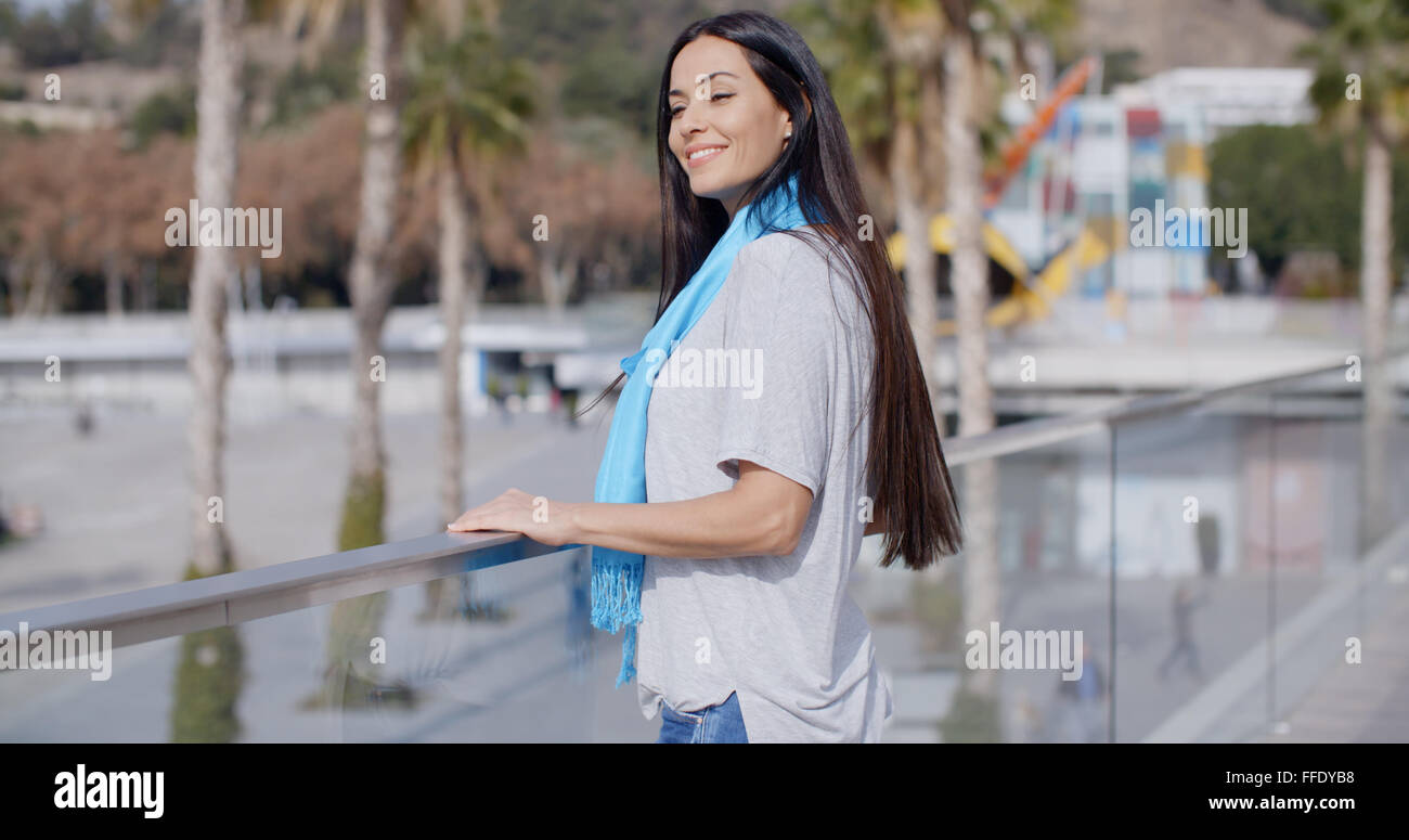 Belle jeune femme souriante à oublier Banque D'Images