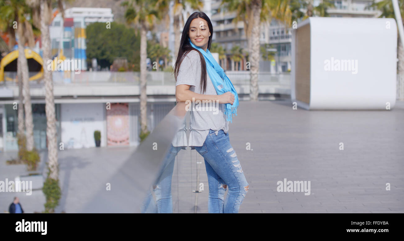 Smiling woman retour sur rambarde Banque D'Images