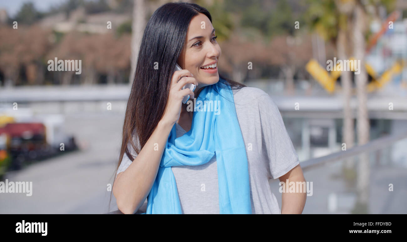 Femme enthousiaste avec phone outdoors Banque D'Images