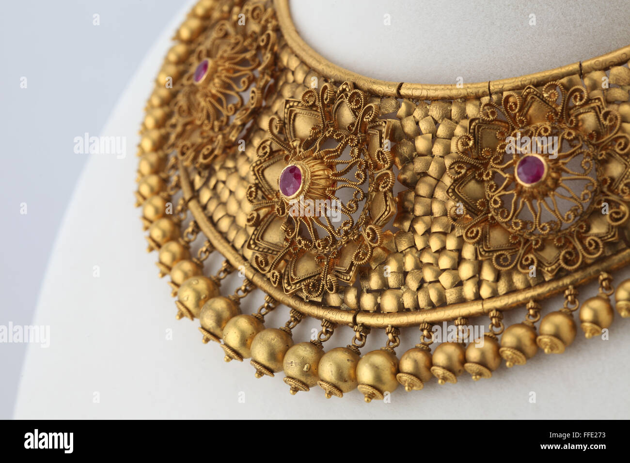 Collier en or Bijoux Indien sur fond blanc Photo Stock - Alamy