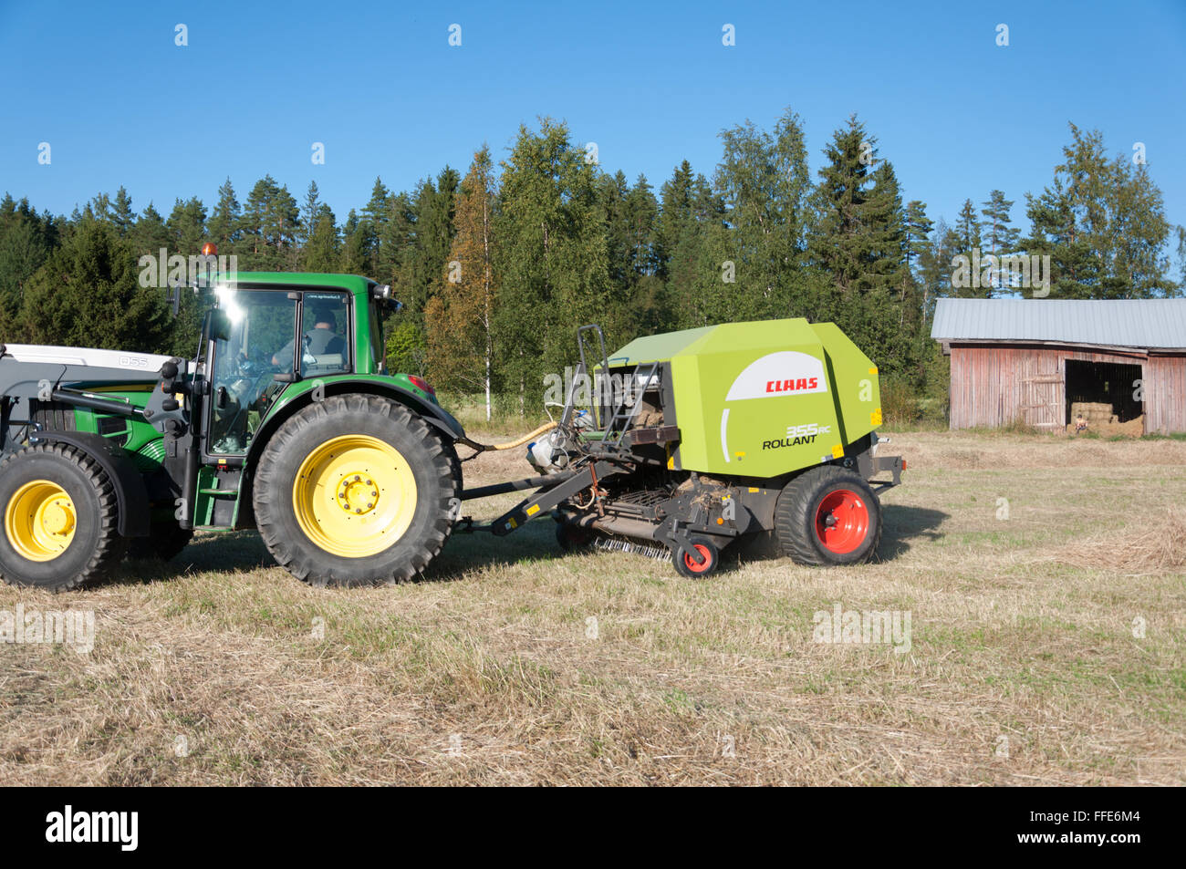 Tracteur avec presse à balles rondes Banque D'Images