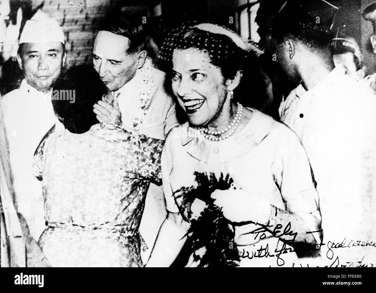 Jean Douglas Macarthur Nu S Le General D Armee Douglas Macarthur Arriere Plan Se Felicite De L Operateur Telephonique De L Hotel Ely Edejar Avec Un Baiser Au Cours D Une Visite Aux Philippines En 1961 Sa