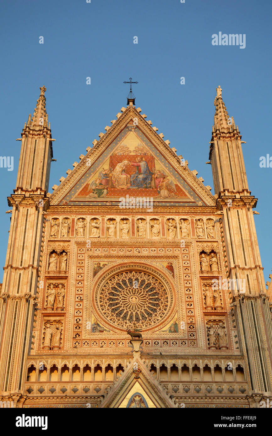 Orvieto, Ombrie. La façade extérieure de la belle cathédrale éclairée par la lumière du soleil. Au centre de la belle rose. Banque D'Images