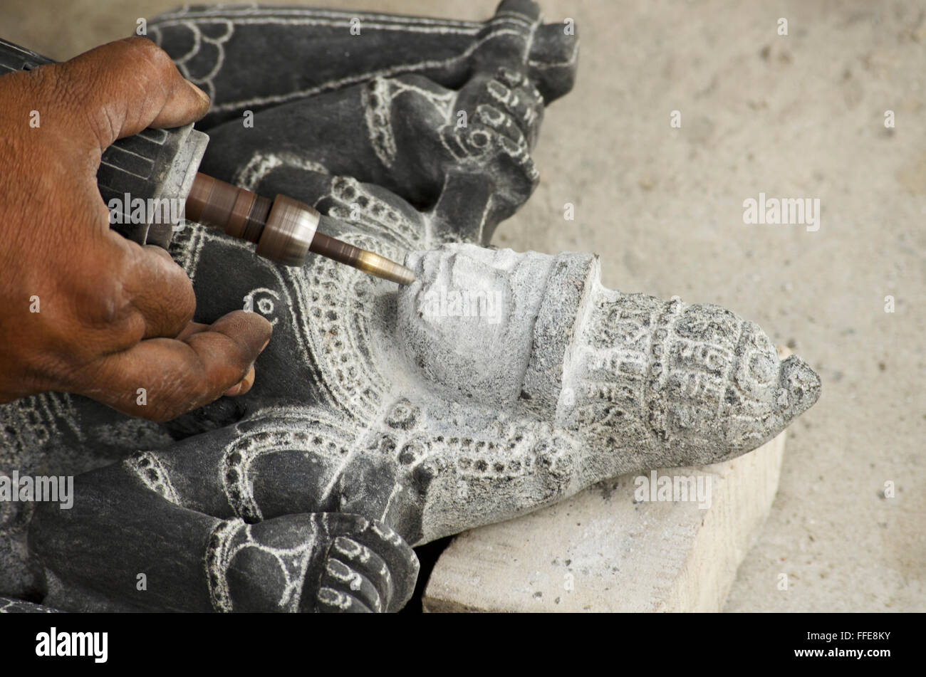 Donner de l'artiste touche finale à une sculpture à Mahabalipuram, Tamil Nadu, Inde, Asie Banque D'Images