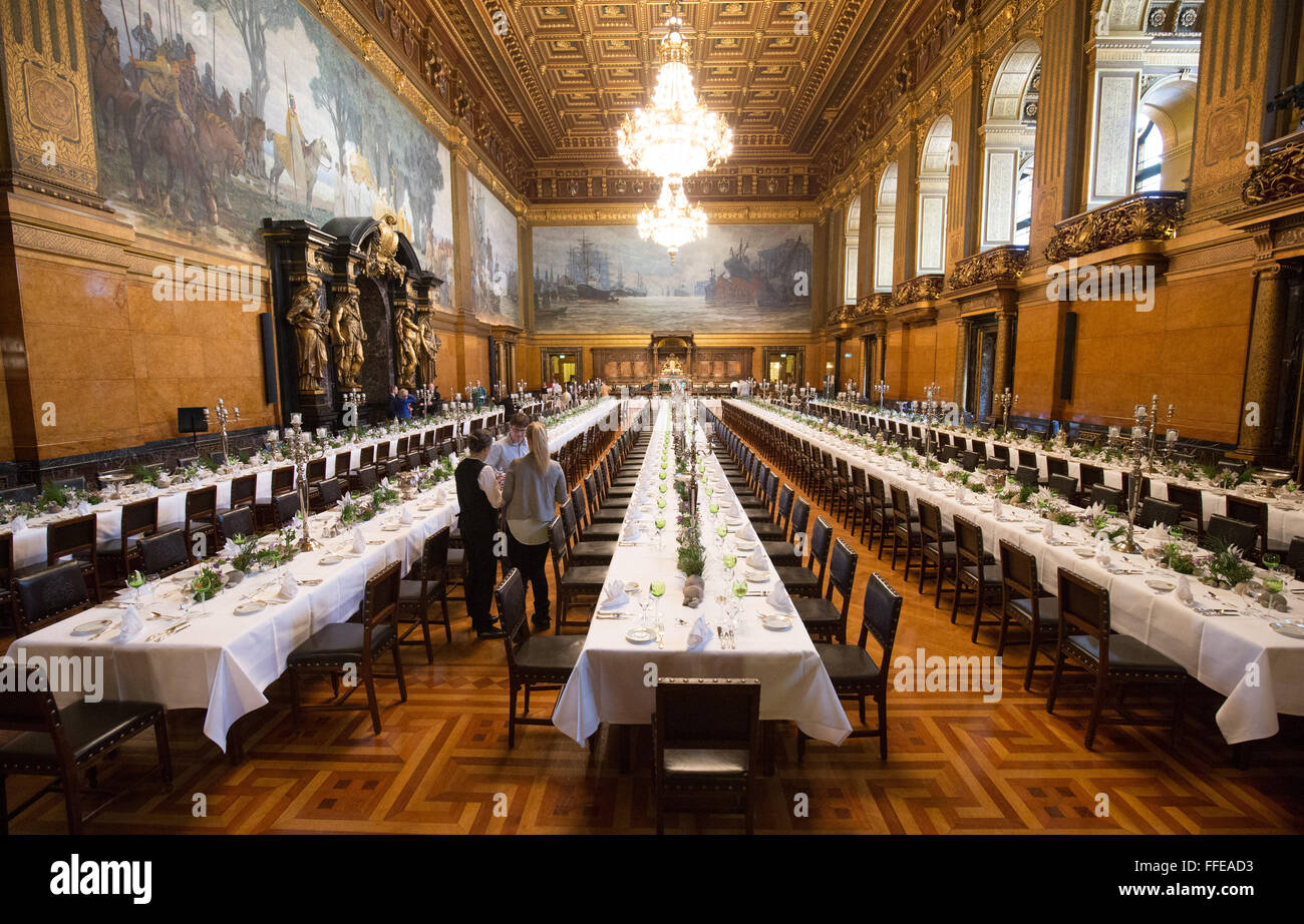 Hambourg, Allemagne. 12 Février, 2016. Les tables longues sont en cours de préparation pour les Matthiae-Mahl le dîner à l'hôtel de ville de Hambourg, Allemagne, 12 février 2016. Abgela la chancelière allemande Merkel et le Premier ministre britannique James Cameron sont les invités d'honneur invités spéciaux au dîner traditionnel événement. Le Matthiae-Mahl le dîner a une longue tradition dans la ville hanséatique de Hambourg, datant de 1356 AD. PHOTO : CHRISTIAN CHARISIUS/dpa/Alamy Live News Banque D'Images