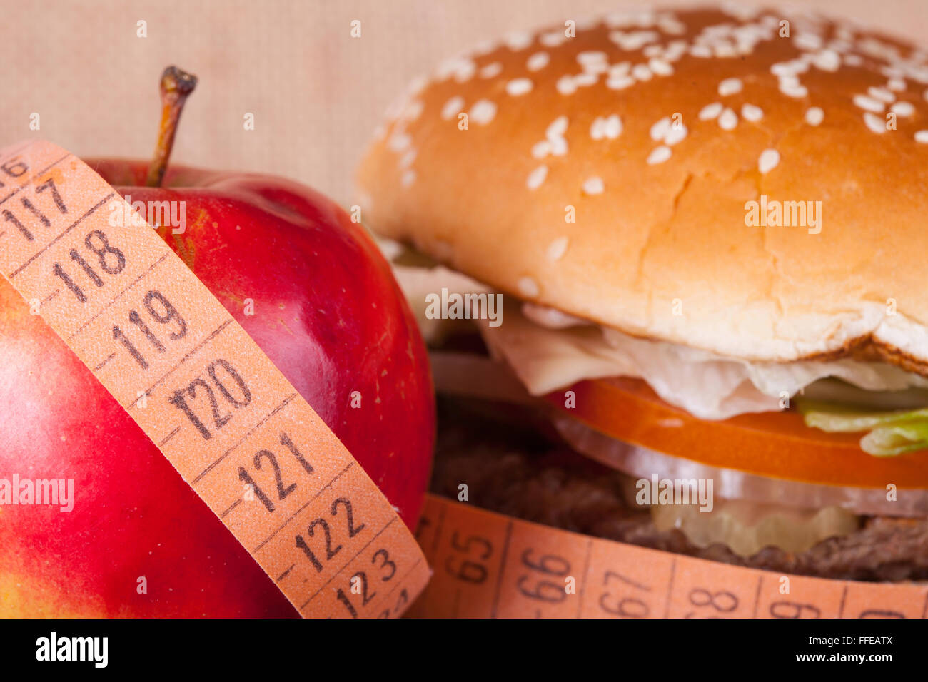 Hamburger et Apple avec le compteur libre. alimentation concept Banque D'Images