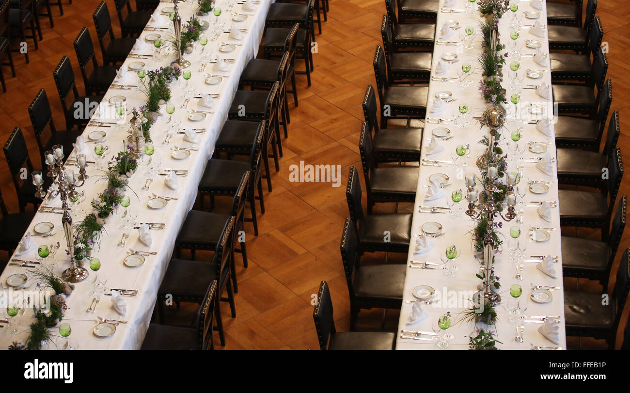 De longues tables sont en cours de préparation pour les Matthiae-Mahl le dîner à l'hôtel de ville de Hambourg, Allemagne, 12 février 2016. Abgela la chancelière allemande Merkel et le Premier ministre britannique James Cameron sont les invités d'honneur invités spéciaux au dîner traditionnel événement. Le Matthiae-Mahl le dîner a une longue tradition dans la ville hanséatique de Hambourg, datant de 1356 AD. PHOTO : CHRISTIAN CHARISIUS/dpa Banque D'Images