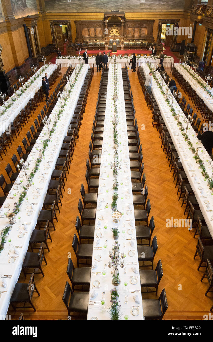 De longues tables sont en cours de préparation pour les Matthiae-Mahl le dîner à l'hôtel de ville de Hambourg, Allemagne, 12 février 2016. Abgela la chancelière allemande Merkel et le Premier ministre britannique James Cameron sont les invités d'honneur invités spéciaux au dîner traditionnel événement. Le Matthiae-Mahl le dîner a une longue tradition dans la ville hanséatique de Hambourg, datant de 1356 AD. PHOTO : CHRISTIAN CHARISIUS/dpa Banque D'Images