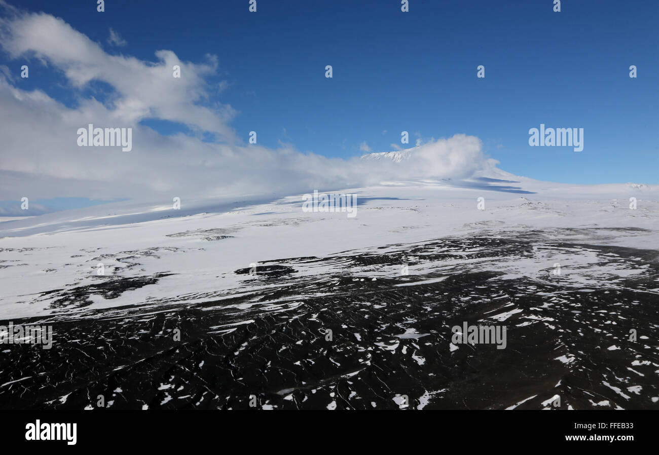 (160212) -- 'XUELONG' BRISE-GLACE, le 12 février 2016 (Xinhua) -- Photo prise le 6 février 2016 montre Mont Erebus sur l'île de Ross en Antarctique. Le brise-glace chinois Xuelong' ou ', Snow Dragon, atteint la mer de Ross à la recherche scientifique. (Xinhua/Zhu Jichai) (DHF) Banque D'Images