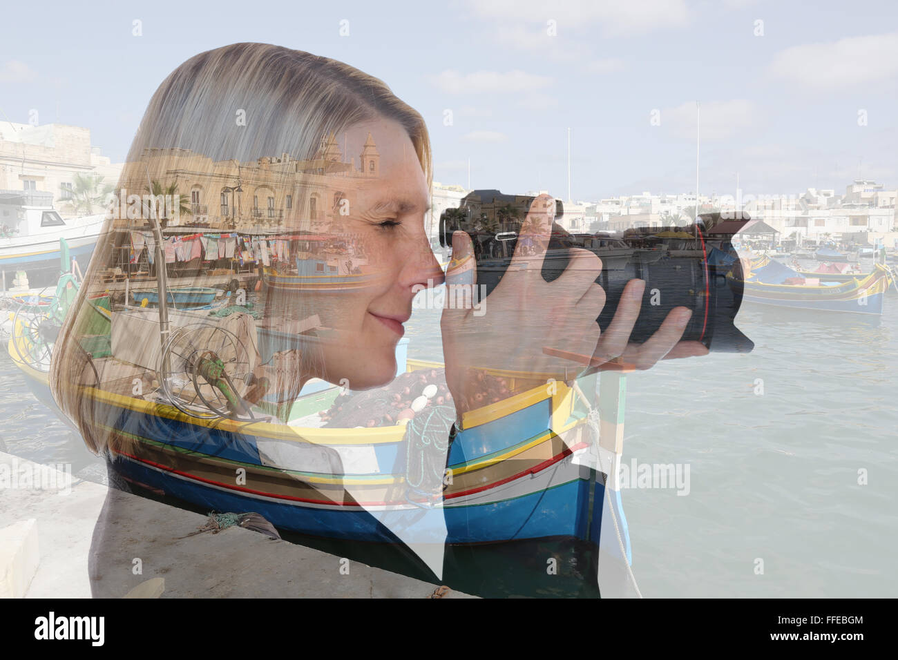 Locations de vacances voyage voyage femme prendre des photos avec l'appareil photo photographe double exposition Banque D'Images