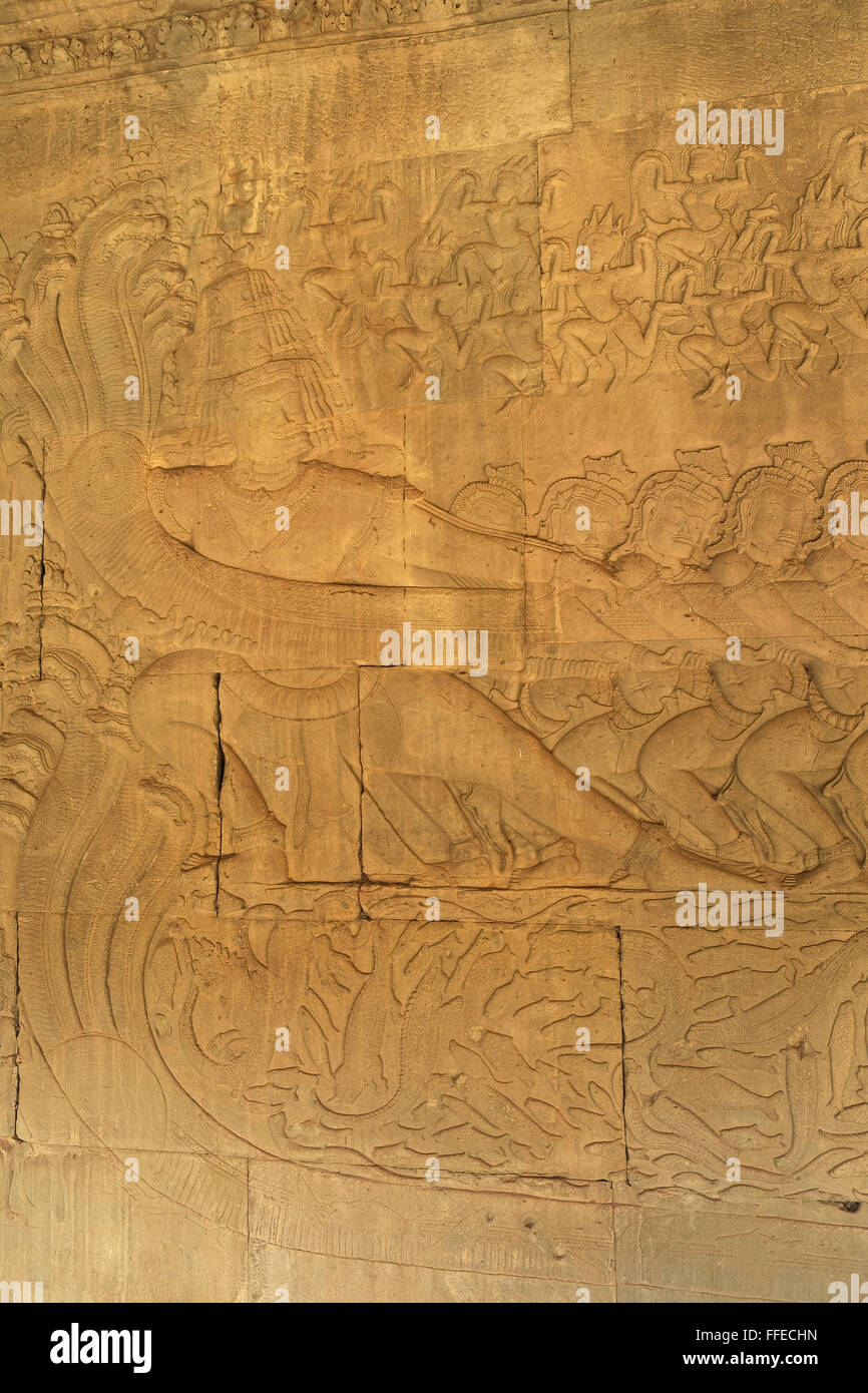 Partie de la base relief représentant le barattage de la mer de lait (hindu création histoire), Angkor Wat, au Cambodge, en Asie. Banque D'Images