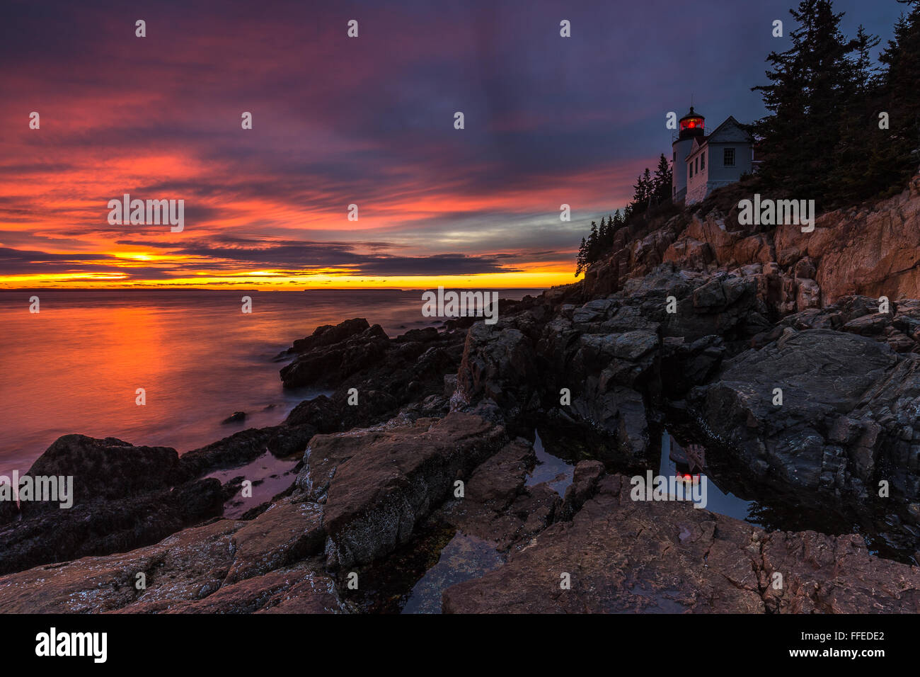 L'établissement emblématique, Bass Harbor Head Lighthouse reflète dans une cuvette au coucher du soleil dans l'Acadia National Park, Mount Desert Island, Banque D'Images