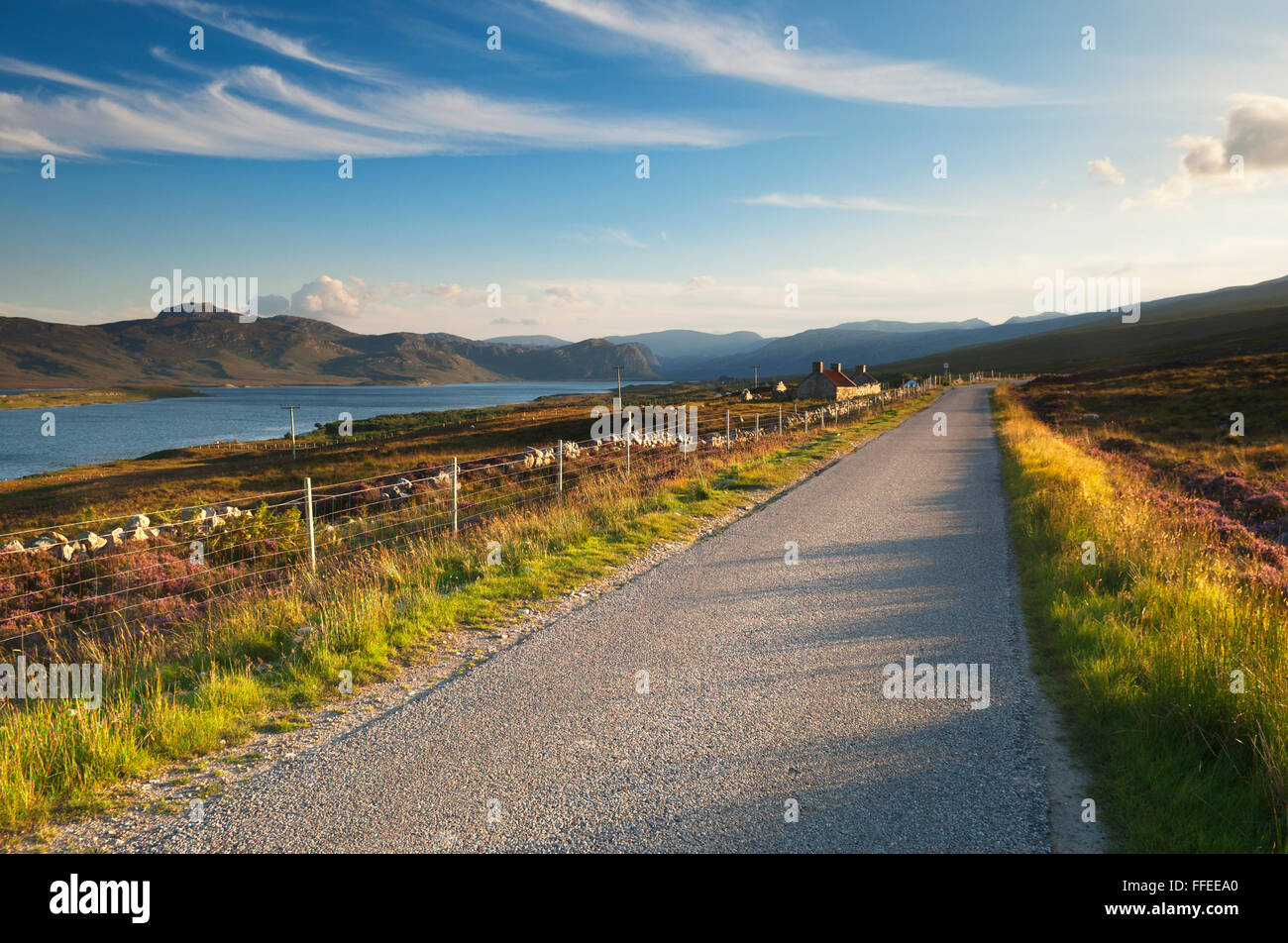 Single track road à portées au bord du Loch Eriboll - Sutherland, de l'Écosse. Banque D'Images