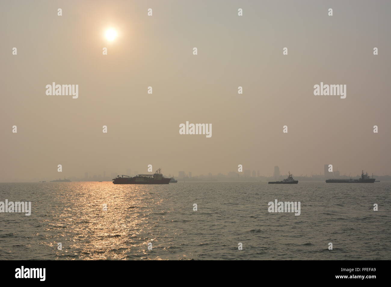 Mumbai, Inde - le 18 octobre 2015 - La pollution par le smog à Mumbai, Inde vu de mer pendant le coucher du soleil Banque D'Images