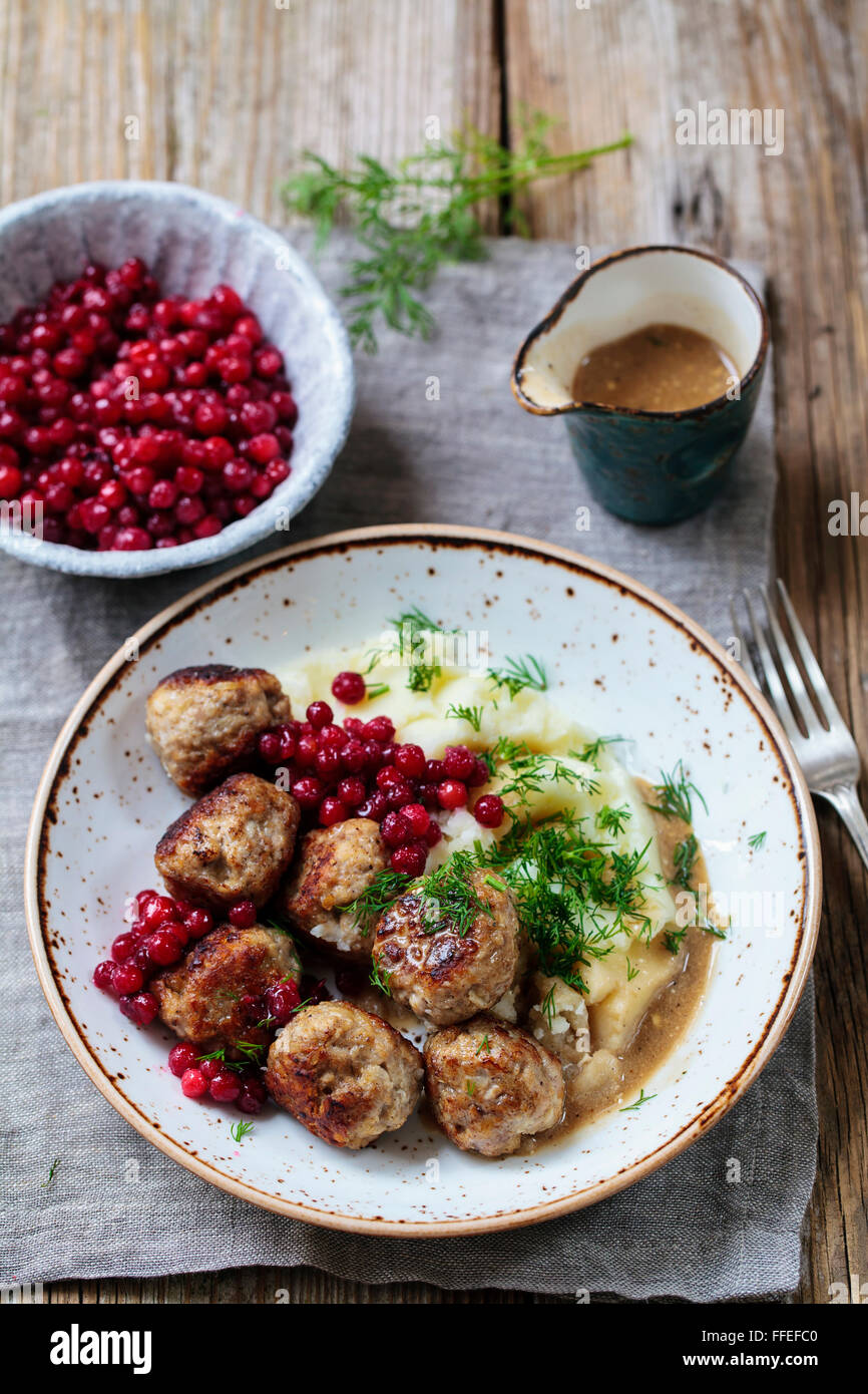 Swedish meatballs with mash de pommes de terre et les airelles Banque D'Images