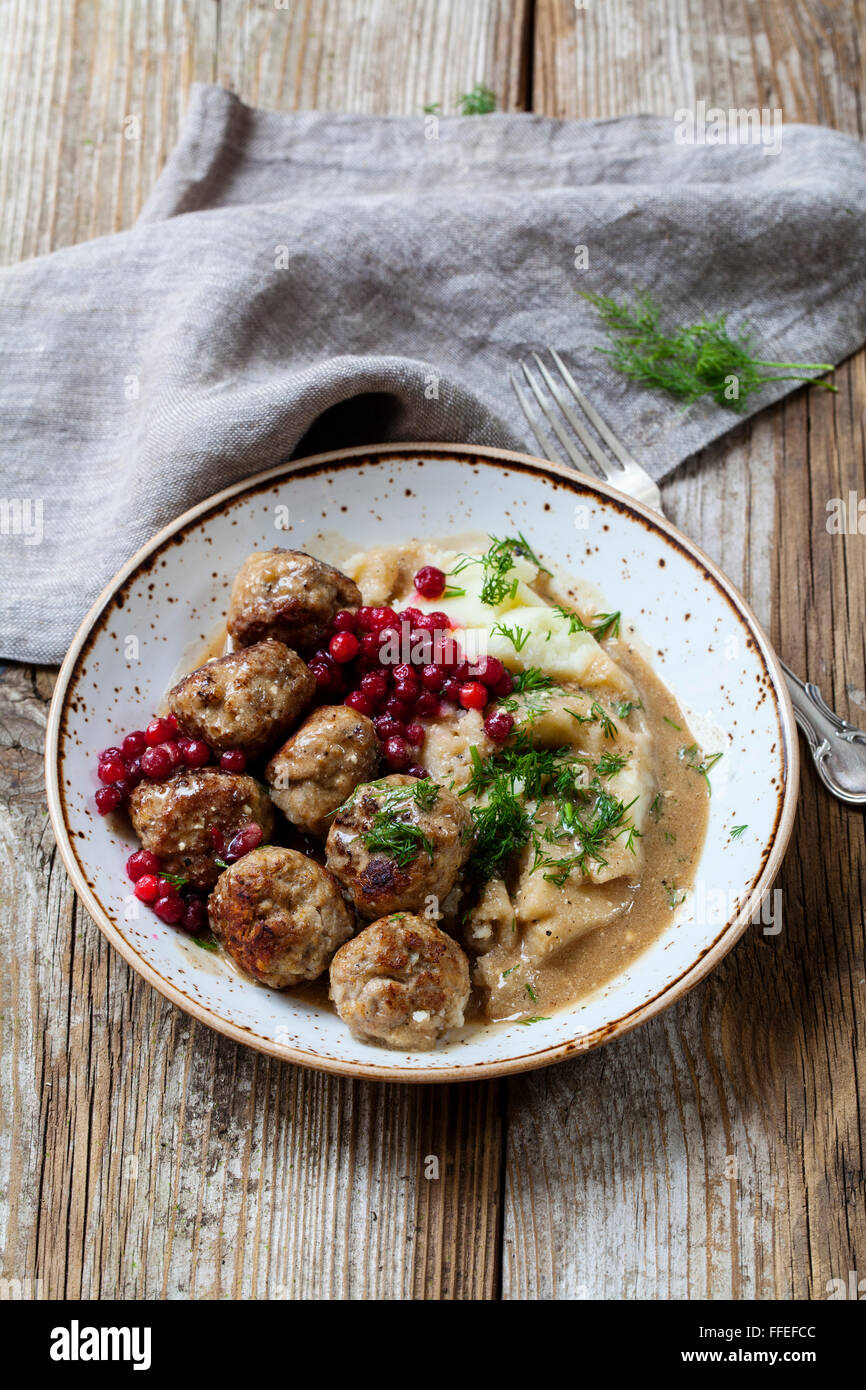 Swedish meatballs with mash de pommes de terre et les airelles Banque D'Images