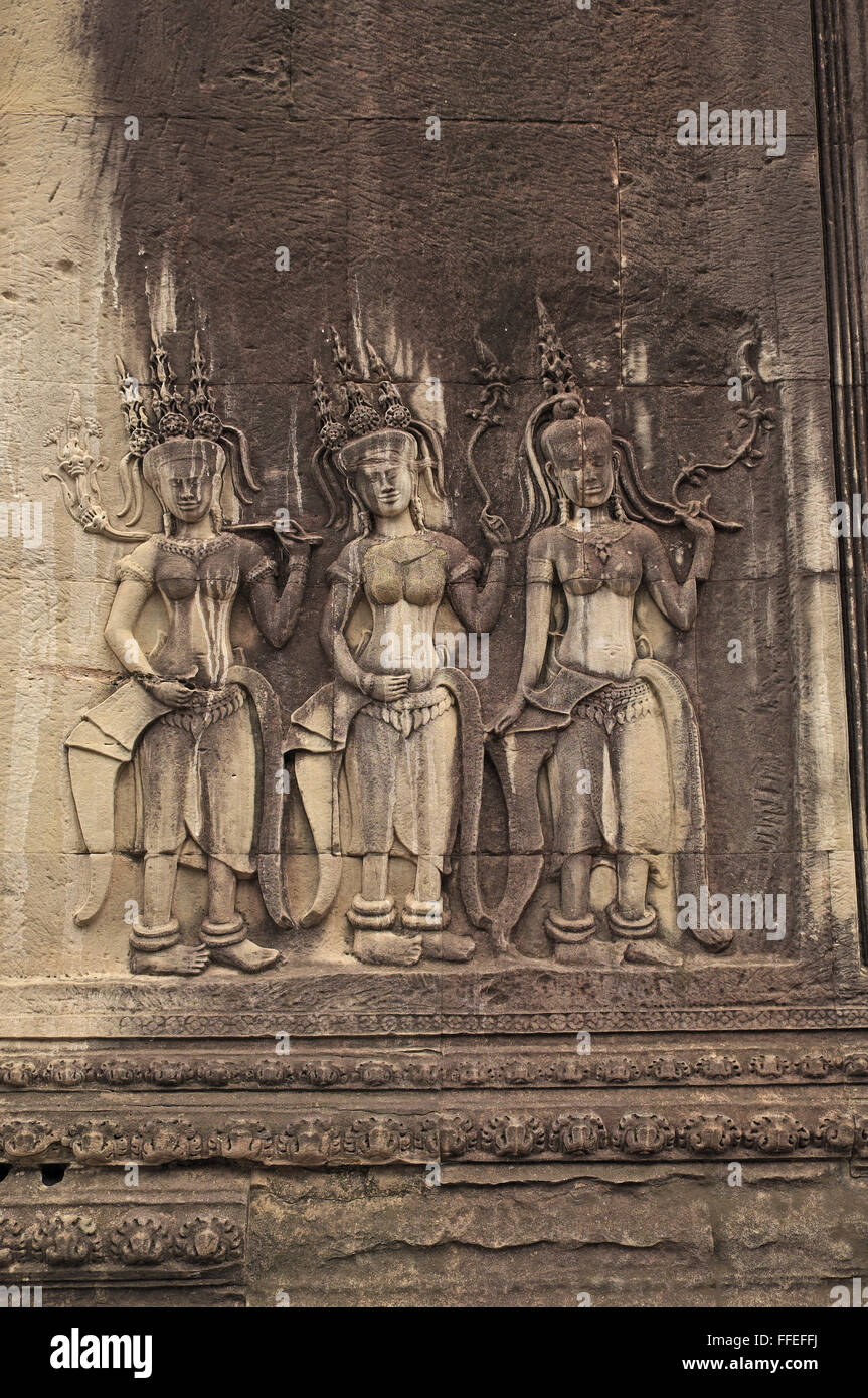 Trois devatas, un niveau supérieur galerie, temple d'Angkor Wat, près de Siem Reap, Cambodge, Asie. Banque D'Images
