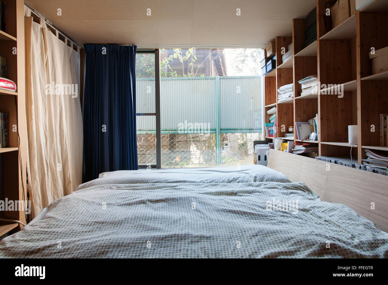 Chambre japonaise désordonnée dans une maison contemporaine, Tokyo Japon Banque D'Images