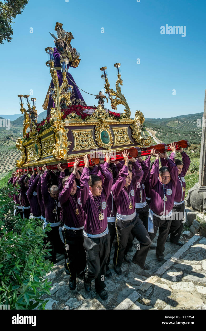 Fête du Père Noël Semana (Pâques ou semaine Sainte). Villageois transportant le Christ portant la croix vers Calvaire (Ermita Calvario). Carcabuey, Cordoue. Espagne Banque D'Images