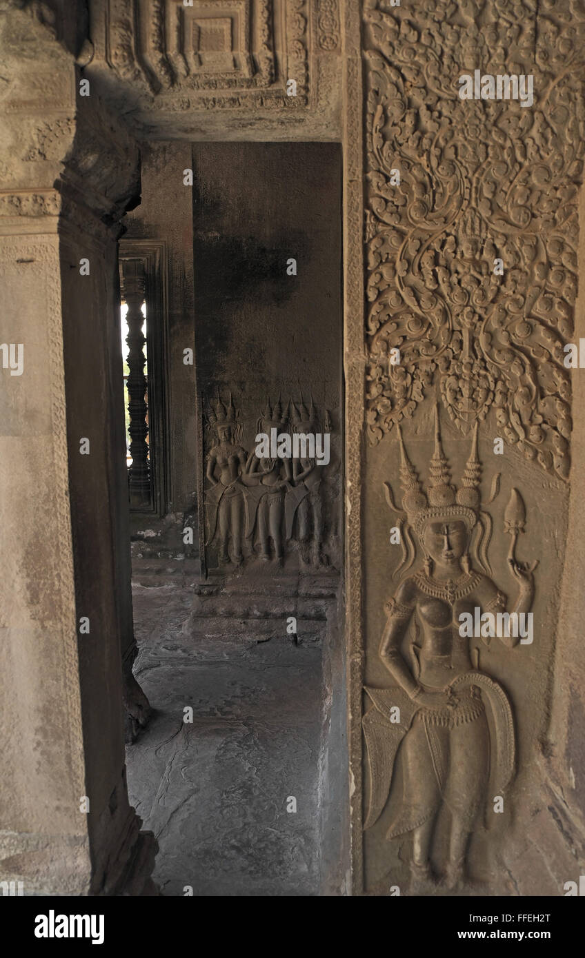 Devatas et décoration murale, un niveau supérieur galerie, temple d'Angkor Wat, près de Siem Reap, Cambodge, Asie. Banque D'Images