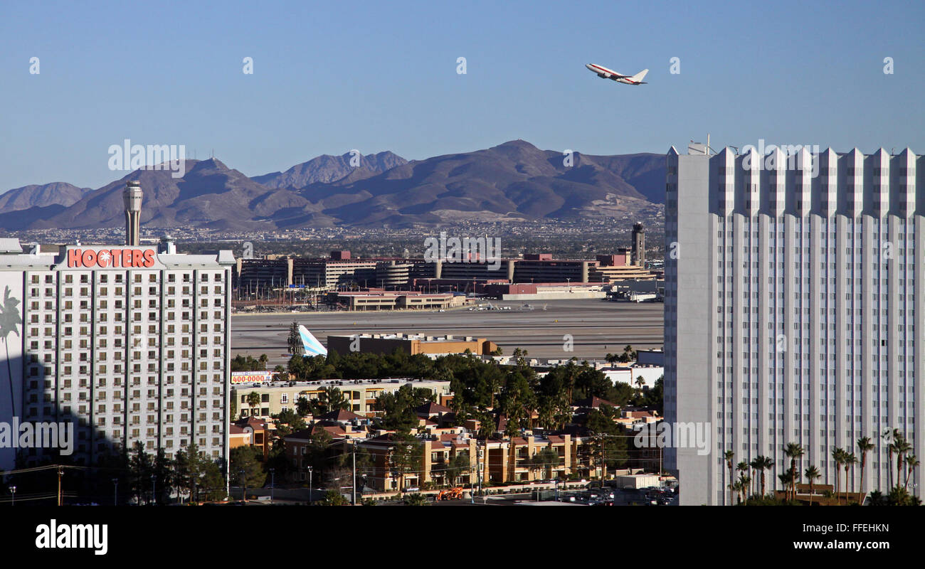 Un avion qui décolle de l'aéroport international McCarran, Las Vegas, Nevada, USA Banque D'Images