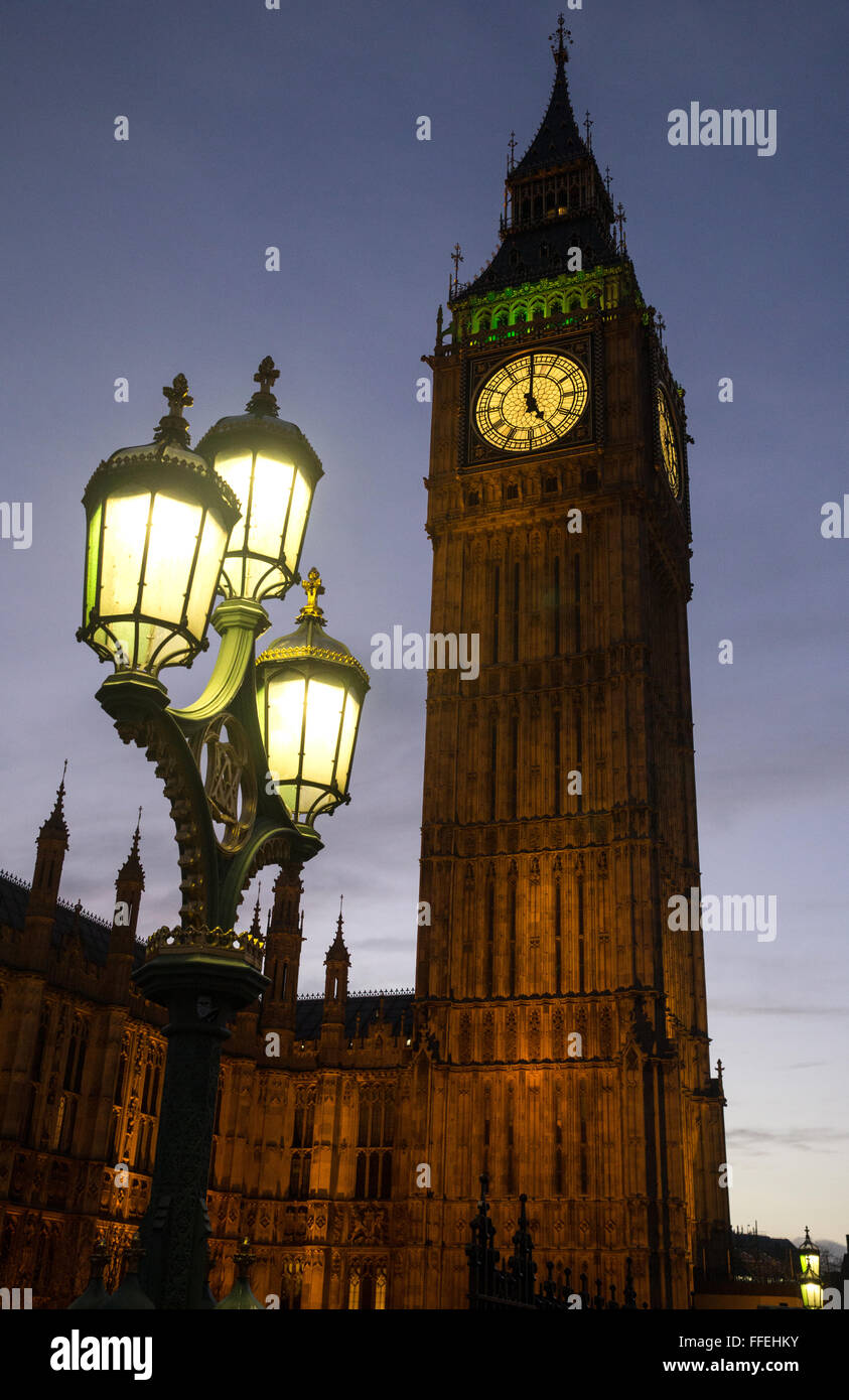 Big Ben au crépuscule.Il est également connu sous le nom de St Stephen's Tower et fait partie des chambres du Parlement, Londres, Angleterre Banque D'Images