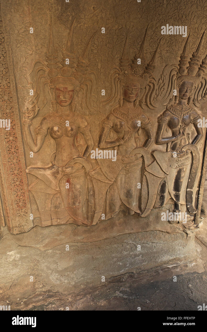 Trois devatas, upper level gallery, temple d'Angkor Wat, près de Siem Reap, Cambodge, Asie. Banque D'Images