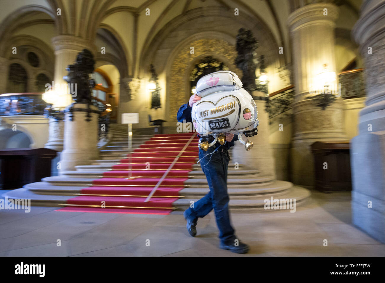 Hambourg, Allemagne. 12 Février, 2016. Un membre du personnel de l'hôtel de ville porte un ballon rempli d'hélium avec l'écriture 'juste' mariés sur elle dans la salle de préparation pour les Matthiae-Mahl le dîner à l'hôtel de ville de Hambourg, Allemagne, 12 février 2016. Abgela la chancelière allemande Merkel et le Premier ministre britannique James Cameron sont les invités d'honneur invités spéciaux au dîner traditionnel événement. Le Matthiae-Mahl le dîner a une longue tradition dans la ville hanséatique de Hambourg, datant de 1356 AD. PHOTO : CHRISTIAN CHARISIUS/dpa/Alamy Live News Banque D'Images