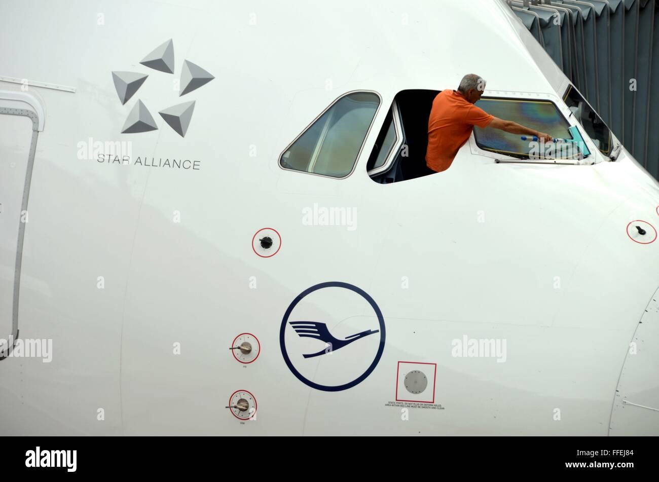 Un nettoyage est plus propre le cockpit des fenêtres d'un Airbus A380 de Lufthansa. Banque D'Images