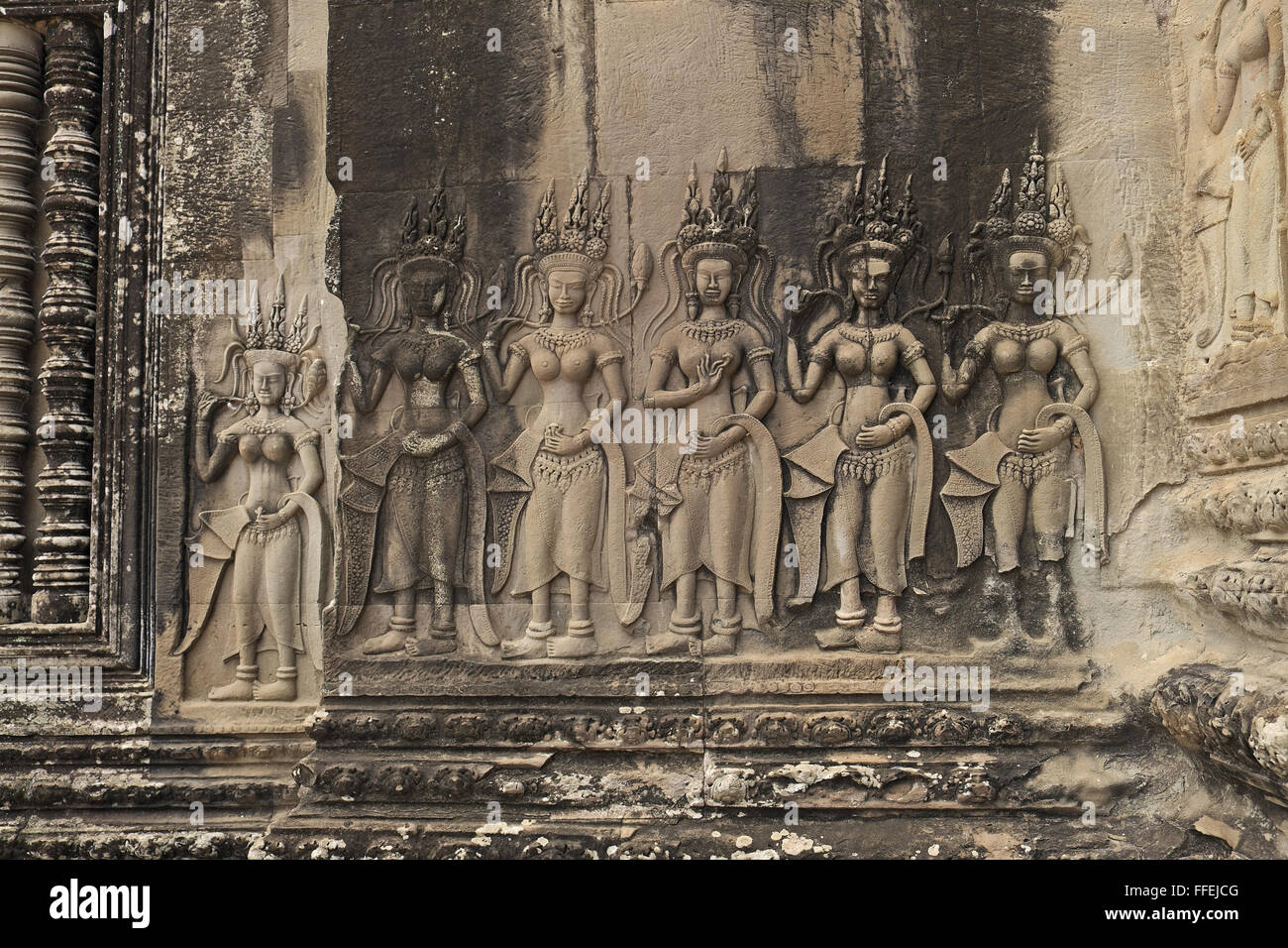 Devatas, un niveau supérieur galerie, temple d'Angkor Wat, près de Siem Reap, Cambodge, Asie. Banque D'Images