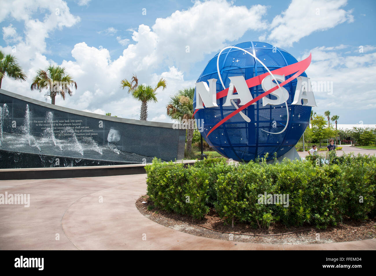 Logo de la NASA et JFK quote à l'extérieur du centre spatial Kennedy, Floride, USA Banque D'Images