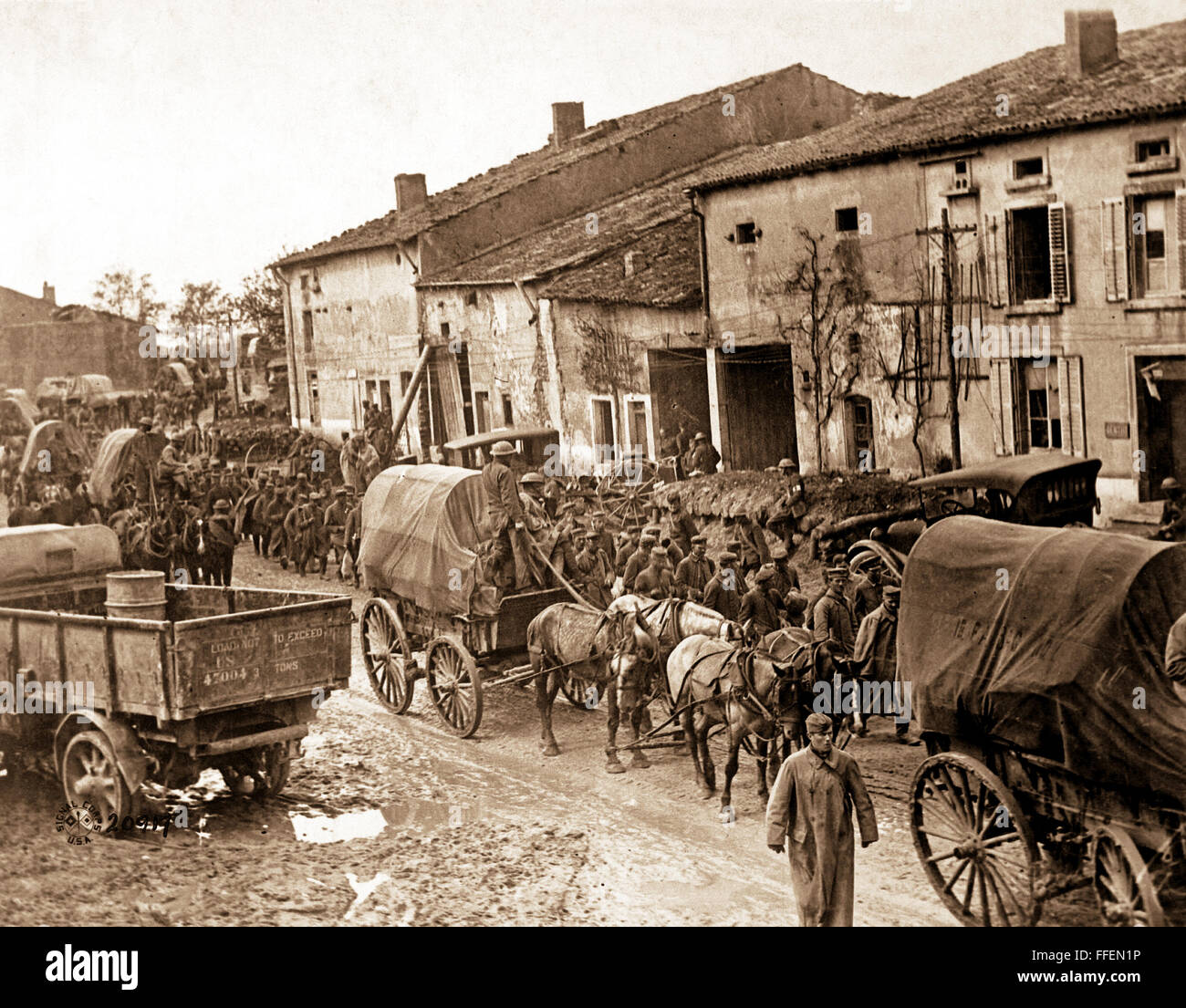 Les colonnes de prisonniers allemands pris par les Américains dans le premier jour de l'assaut sur le fleuve Mihiel, marchant saillant sous la pluie vers la prison des stylos préparé pour eux à Hamonville, France. Le 25 septembre 1918. Le Cpl. R. H. Ingleston. (Armée) cette impression d'archives est disponible dans les tailles suivantes : 8' x 10' $15.95 w/ LIVRAISON GRATUITE 11' x 14' $23.95 w/ LIVRAISON GRATUITE 16' x 20' $59.95 w/ LIVRAISON GRATUITE 20' x 24' $99.95 w/ LIVRAISON GRATUITE * Le site de l'Américain le filigrane n'apparaît pas sur votre impression. Banque D'Images