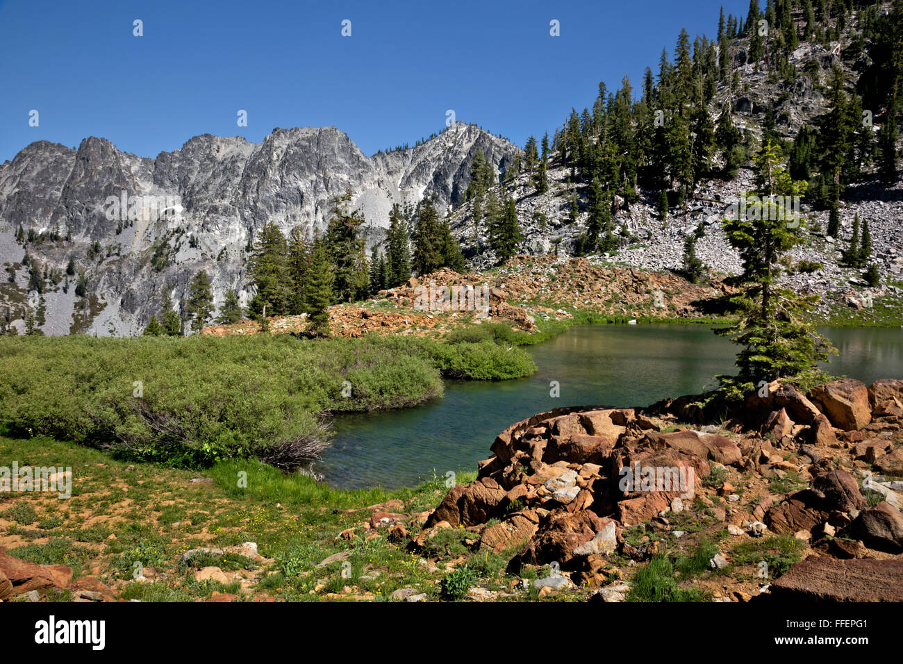 Californie - Luella Lake et Gibson Pic d'un sentier en boucle de quatre lacs dans Alpes Trinity région sauvage. Banque D'Images