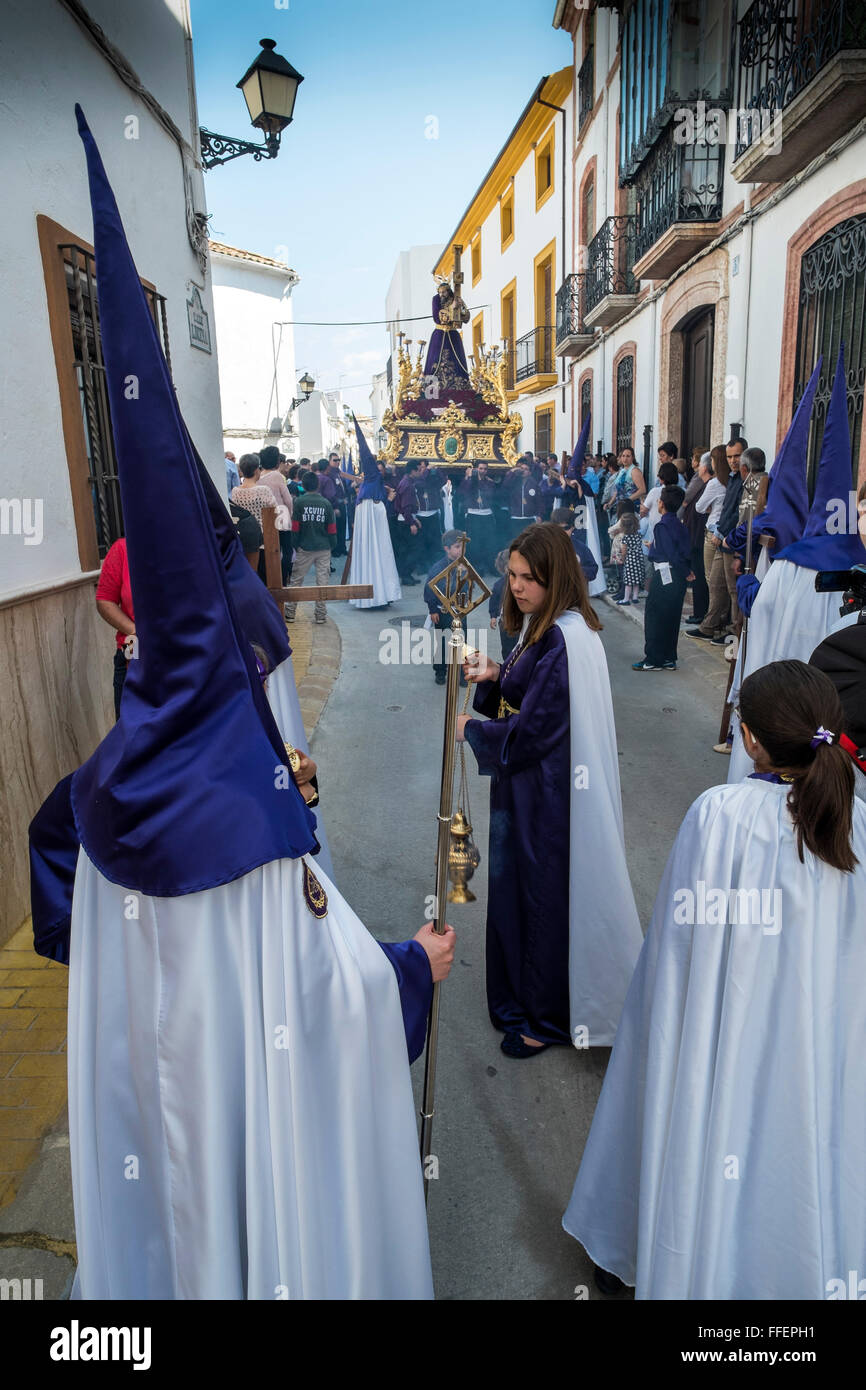 Procession portant le Christ à Pâques, Semana Santa, à travers les rues du village. Carcabuey, province de Cordoue, Andalousie. Espagne Banque D'Images