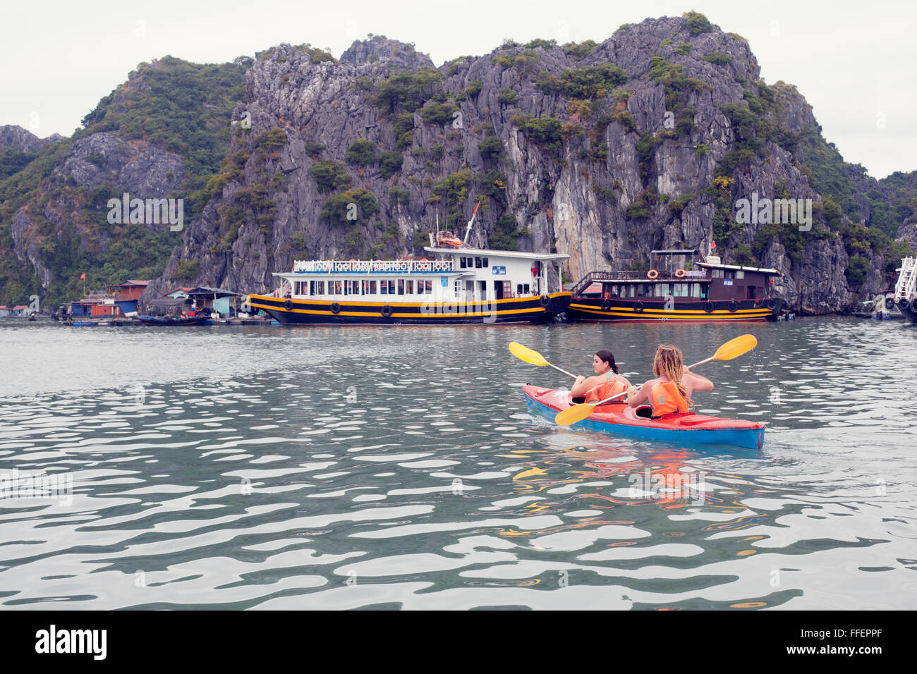 Couple kayak autour de l'île de Cat Ba, au Vietnam. Banque D'Images