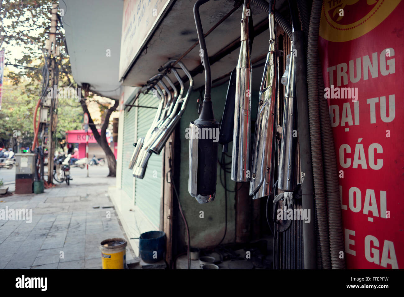 Boutique vendant des tuyaux d'échappement à Hanoi, Vietnam. Banque D'Images