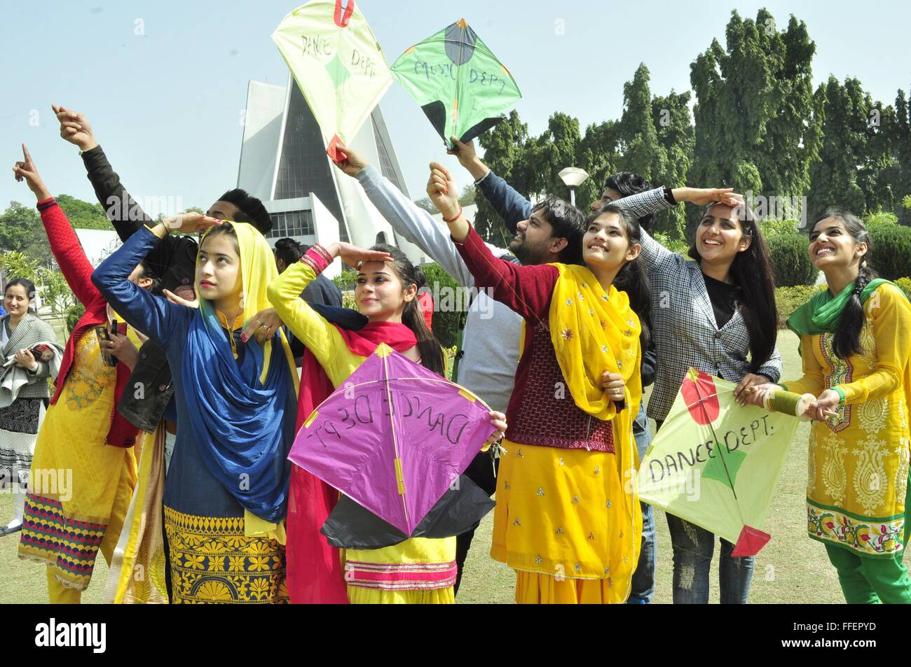 Patalia, Inde. 12 Février, 2016. Les filles habillées en jaune prendre part à cerf-volant à l'occasion de Basant Panchami Festival à l'Université du Pendjab. Basant Panchami est un festival hindou qui signifie l'arrivée de la saison de printemps. Dieu hindou, Déesse Saraswati qui est considéré comme étant la source de la connaissance, l'éducation, la culture, l'art et la musique en Inde, prend l'attention en cette heureuse journée. Cette fête marque également le début de saison sainte. © Rajesh Sachar/Pacific Press/Alamy Live News Banque D'Images