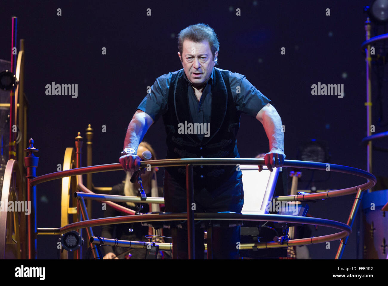 Londres, Royaume-Uni. 12 février 2016. Jeff Wayne. Bill Kenwright et Jeff Wayne présente Jeff Wayne's version musicale de La Guerre des mondes en fonction de l'histoire de la science-fiction classique par HG Wells au Dominion Theatre. Représentations du 9 février 2016. Avec David Essex comme la voix de l'humanité, Jimmy Nail Parson Nathaniel, Daniel Bedingfield comme l'artilleur, Michael Praed comme le journaliste George Herbert, Heidi Range, Madalena Alberto comme Carrie avec Liam Neeson comme le journaliste à l'écran. Crédit : Images éclatantes/Alamy Live News Banque D'Images