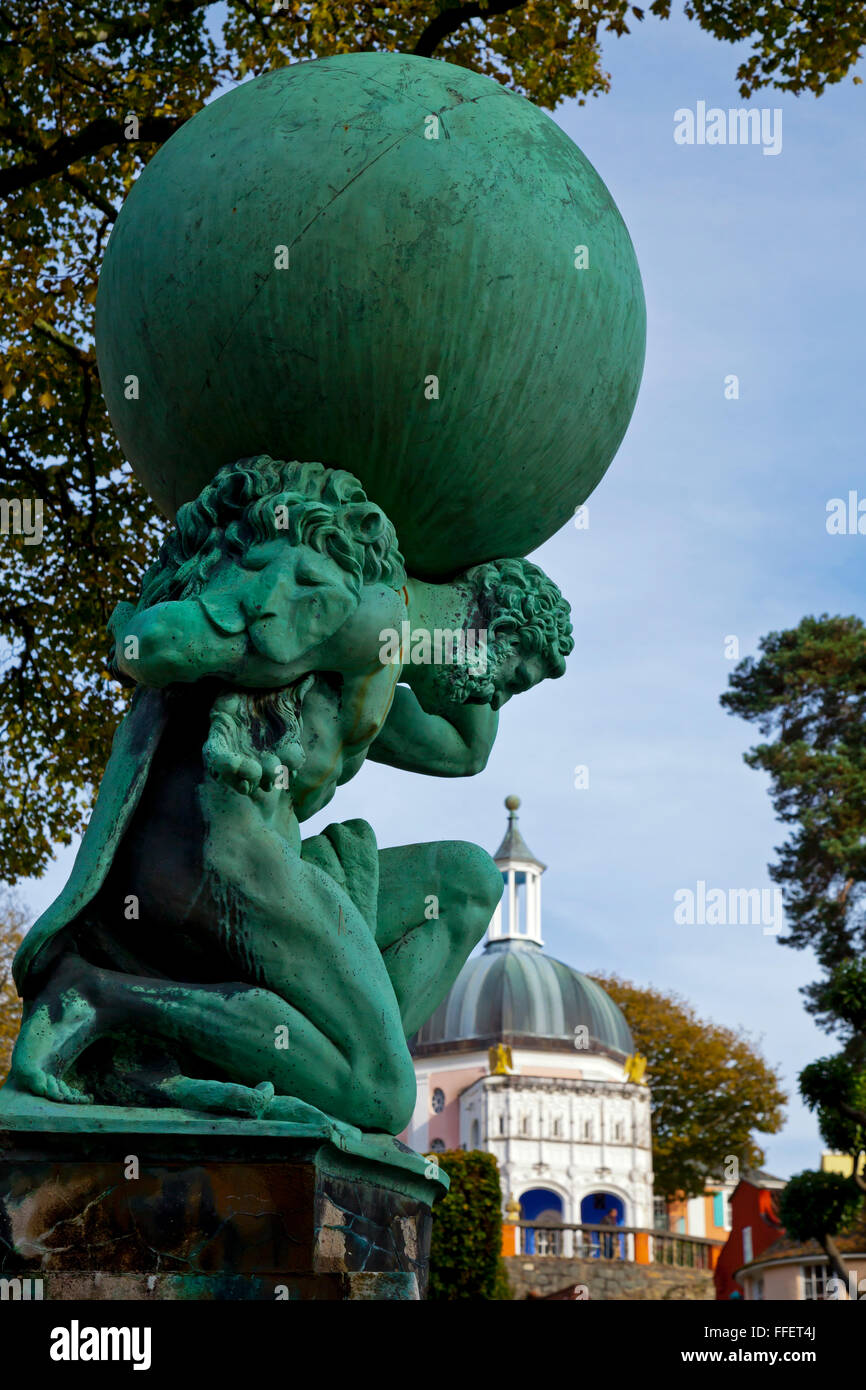 Statue d'Hercule dans Portmeirion un village touristique de Gwynedd dans le Nord du Pays de Galles UK construit entre 1925 et 1975 par Clough Williams Ellis Banque D'Images