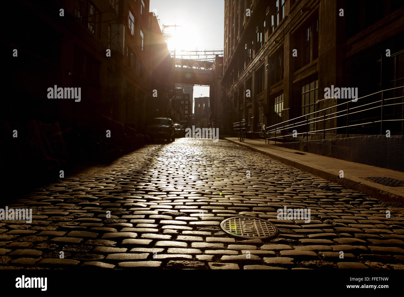 Des pavés de la rue Plymouth Brooklyn DUMBO au coucher du soleil Banque D'Images
