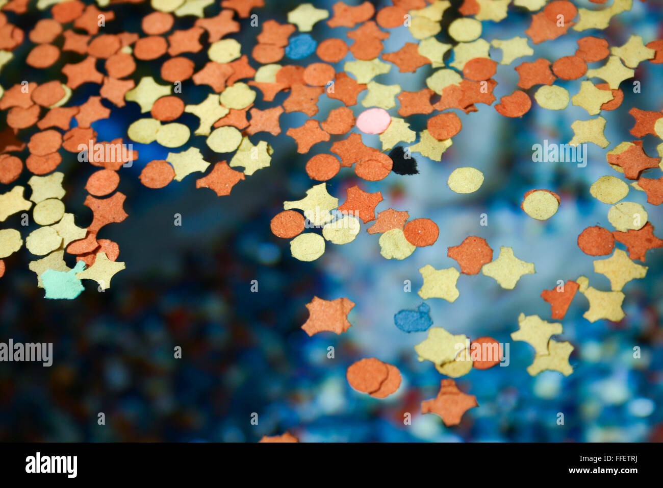 Confettis papier coloré flottant à la surface de l'eau dans une fontaine au cours du carnaval de Bâle, à Bâle. Banque D'Images