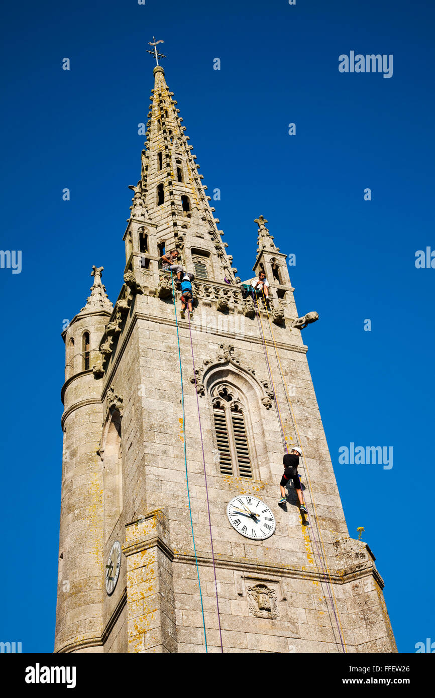 La descente en rappel du clocher d'église, Bretagne, France Banque D'Images