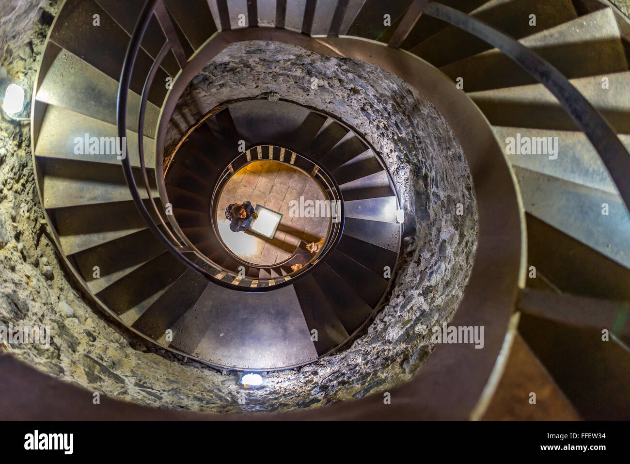 À un escalier en spirale vers le bas à une femme à un tour en espagnol. Banque D'Images