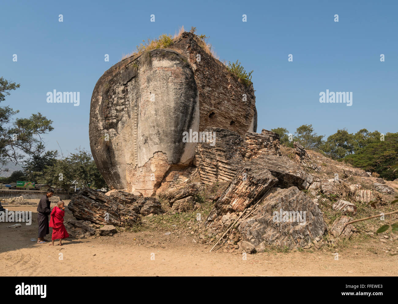 Chinthe incomplète (lion guardian) à la pagode de Mingun Pahtodawgyi (), la Birmanie (Myanmar) Banque D'Images