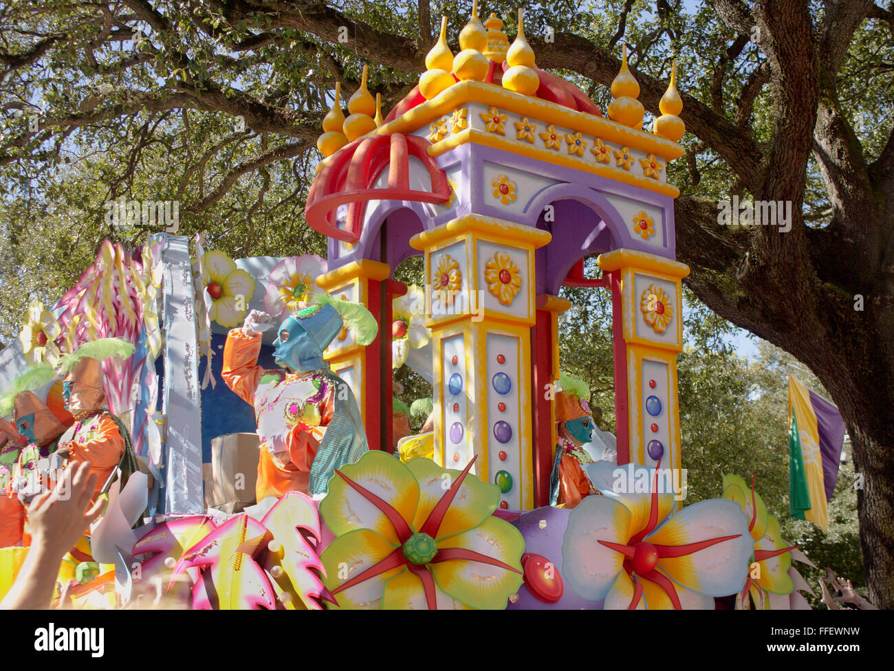 Un Mardi Gras flotter dans le défilé de la confrérie Rex passant sous un vieux chêne arbre sur St Charles Ave, New Orleans, LA. Banque D'Images