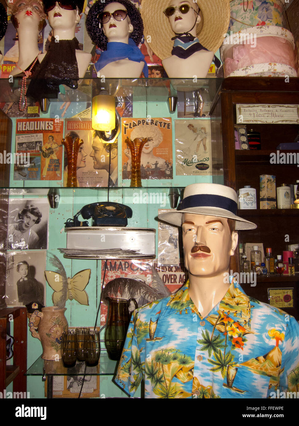 Mannequins wearing Retro Vintage accessoires à un magasin d'aubaines à Londres, en Angleterre. Banque D'Images