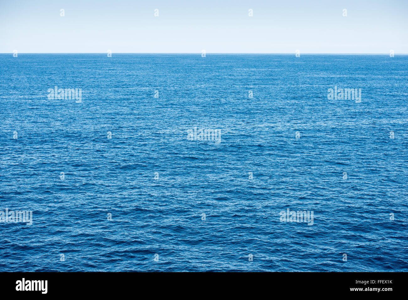 L'océan bleu avec fond bleu ciel et l'eau d'un bleu profond Banque D'Images