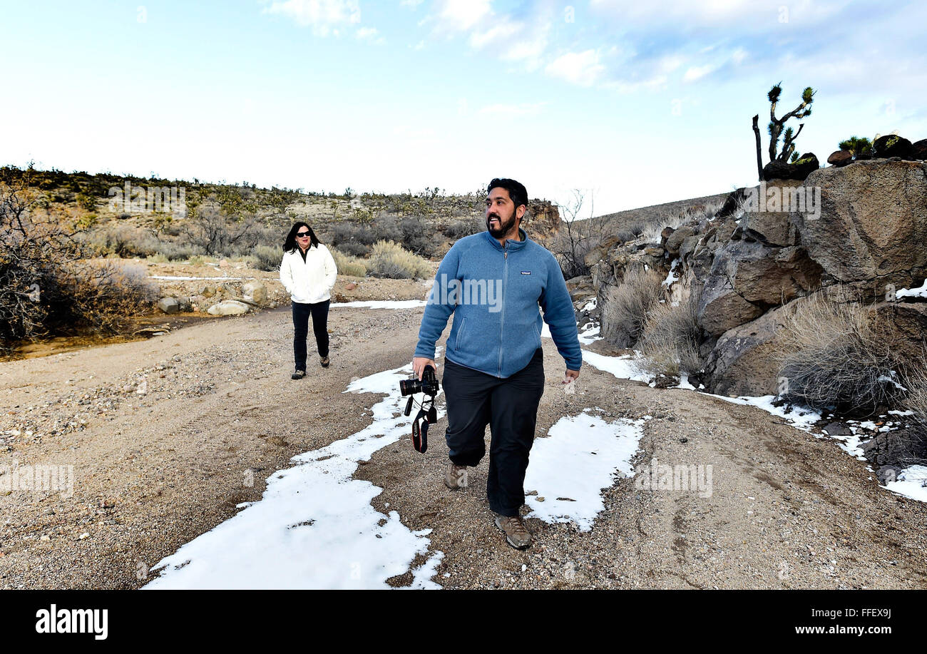 Projecteur, NEVADA USA. 12 Février, 2016. Gestionnaire principal de programme Lynn Davis, à gauche, des parcs nationaux Conservation Association et directeur David Lamfrom du désert de Californie et les réserves nationales de faune, de visiter la région du désert de la haute montagne Château Lundi, 1 février, 2016. Un 21 000 acres au sud-ouest de SEARCHLIGHT, Nevada en Californie est proposée comme un monument national pour protéger une zone à gauche lorsque le 1,5 million d'acres National Preserve Mojave a été créé en 1994. Le président des États-Unis, Barack Obama est en utilisant ses pouvoirs en vertu de la Loi sur les Antiquités de créer trois monuments du désert de Mojave sur Banque D'Images