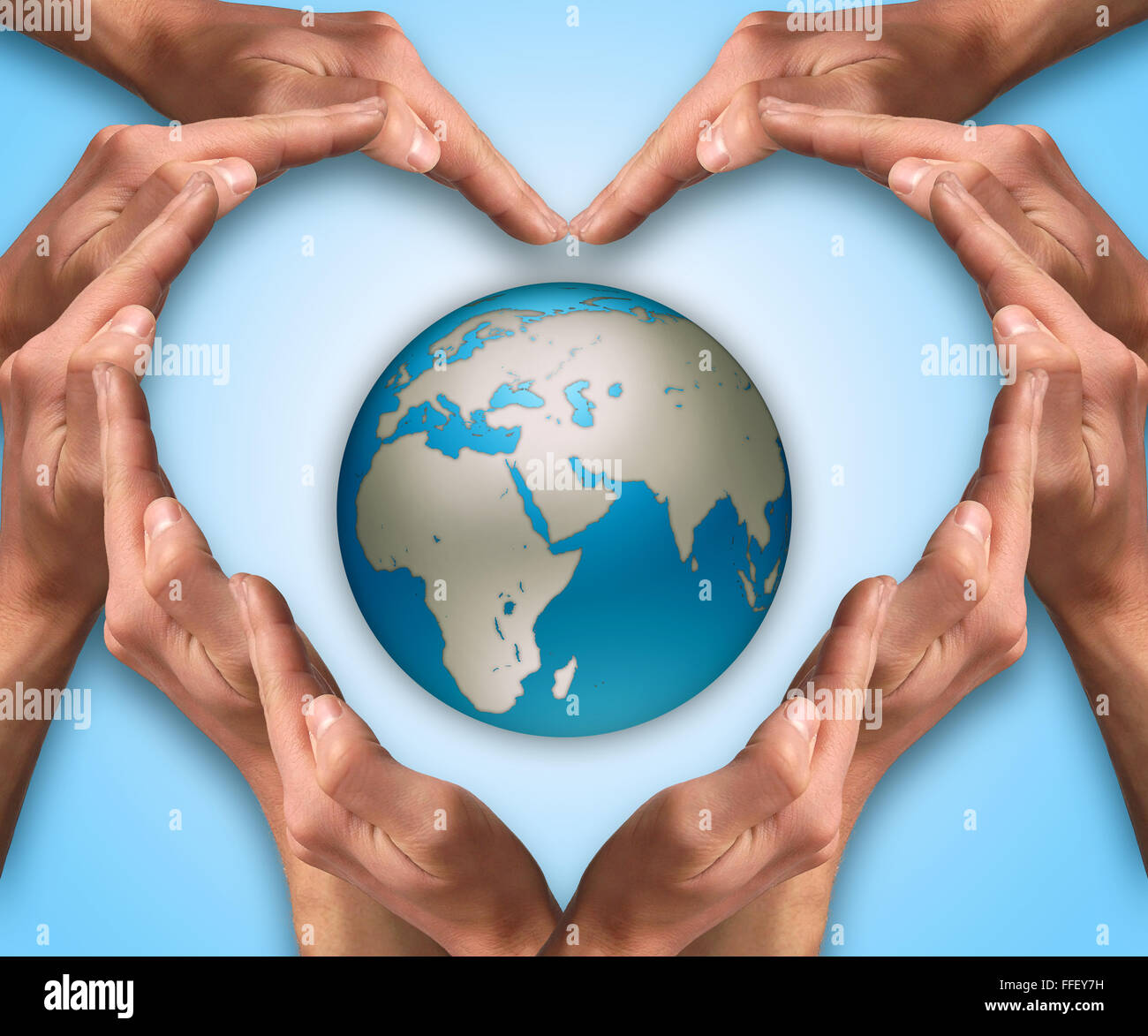 Forme de coeur faire mains près de la Terre planète. Aimer et protéger notre planète concept. Le jour de la terre. Planète sûre Banque D'Images